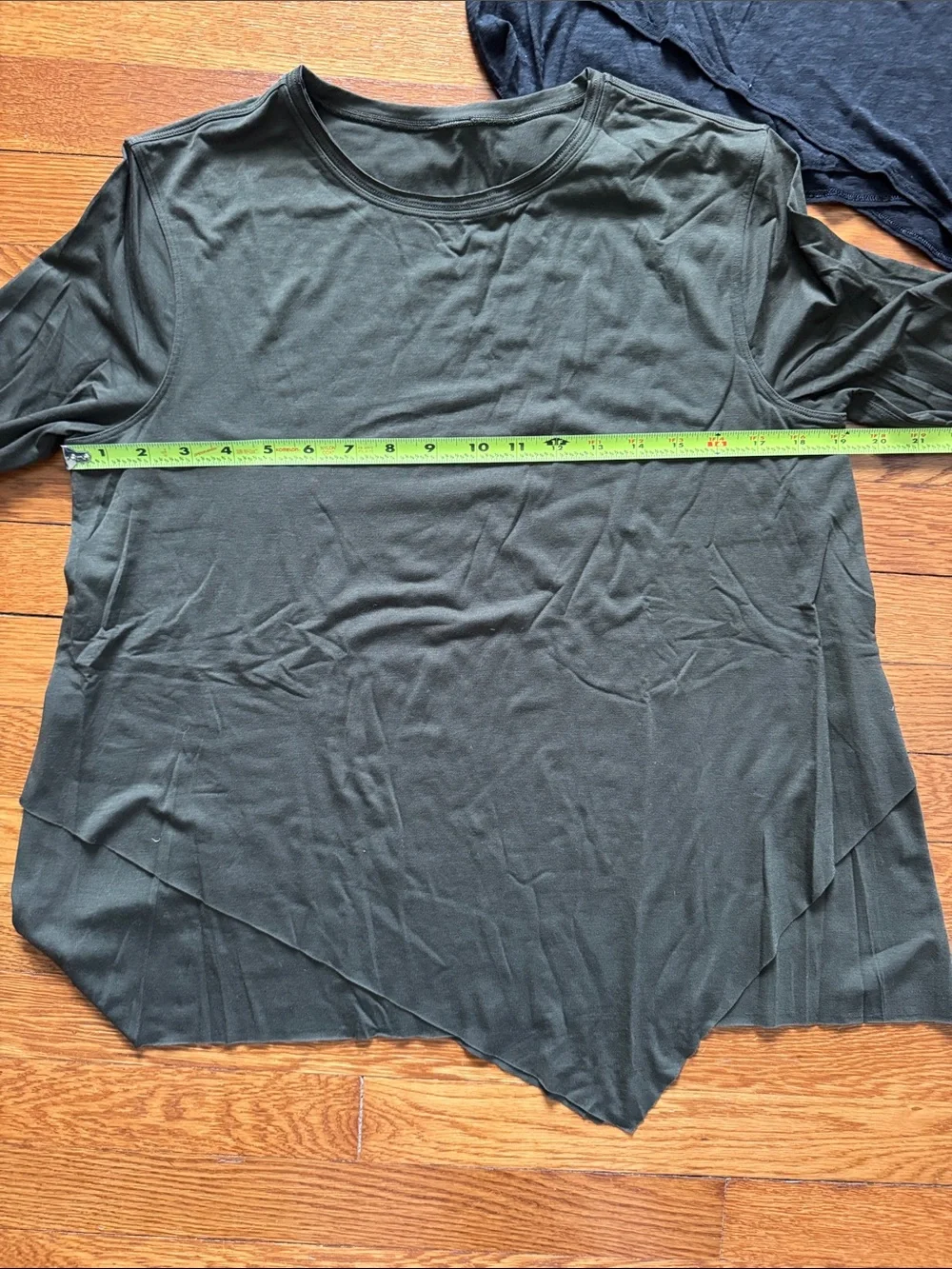 Lululemon Athletica women’s Long Sleeve Asymmetrical Hem Top - Black and Dark Gr